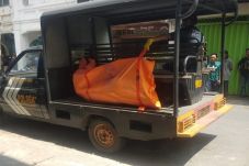 Hanya Pakai Celana Dalam,...