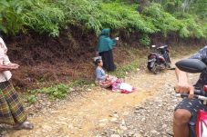 Jarak Puskesmas 20 Kilometer,...