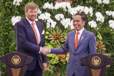 Raja Belanda Kembalikan...