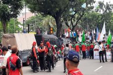 Aksi Buruh di DPRD DKI...