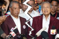 Mahathir Ditinggal Pendukung,...