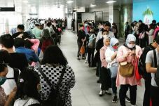 Penumpang Menumpuk,...
