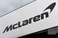 Anggota Tim Balap McLaren...