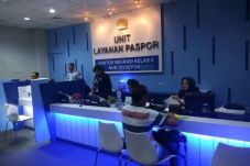 Pemohon Paspor di Kantor...