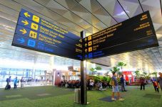 Bandara Terapkan Jarak...