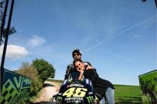 Rossi Dimanja Tunangan...
