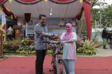 Berbagai Hadiah Disalurkan...