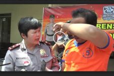 Pura-pura Jadi Dukun,...
