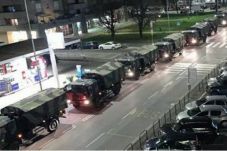 Puluhan Truk Tentara...