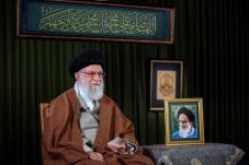 Khamenei Puji Warga...