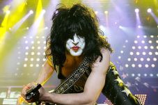 Frontman Kiss Peringatkan...