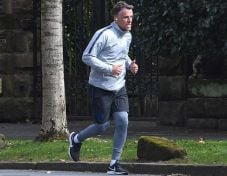 Phil Neville Langgar...