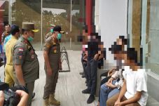 Bukannya Jadi Contoh,...