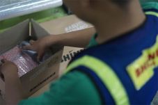 Karyawan Kerja di Rumah,...