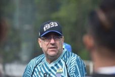 Pelatih Persib Minta...