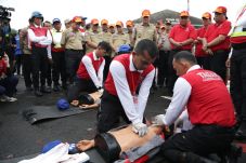 Peringati Ulang Tahun...