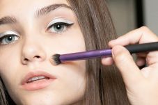 Tujuh Tips Makeup Aman...