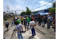 Tergesa-gesa Antar Pesanan,...