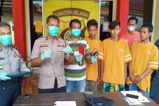 Bobol Rumah Kosong,...