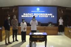 9 Warga Positif Corona,...