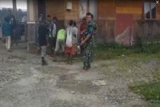 Warga Distrik Serambakon...