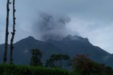 Sore ini Merapi Erupsi...