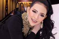 Model Cantik Ini Bagikan...