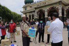 Wali Kota Firdaus Serahkan...