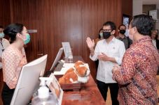 Pekerja Hotel Bangga...