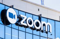 Bos Besar Zoom Layangkan...