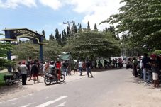 Polisi Bubarkan Demo...