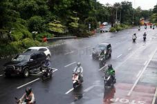 Senin 6 April, Polisi...