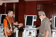 Astra Beri Bantuan Tahap...