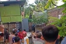 Kesal, Warga Lempari...