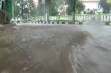 Banjir Bandang Terjang...