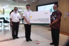 Mandiri Syariah Serahkan...