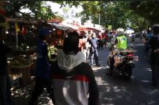 Warga di Pasar Gamalama...