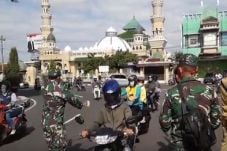 Prajurit TNI Hadang...