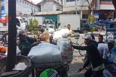 Setelah Pasar Kapasan,...