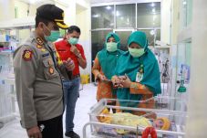 Bayi Dibuang di Genteng,...