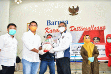 Ketua BMI Sulsel Serahkan...