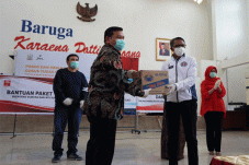 Pertamina Serahkan Bantuan...