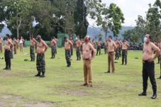 Telanjang Dada, Bupati...