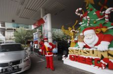 Nuansa Natal di SPBU...