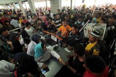 Antrean tiket jelang...