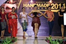 Fashion show koleksi...