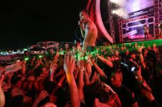 Slank hibur ribuan penggemar...