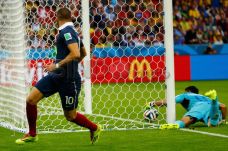 Benzema Cetak 2 Gol,...