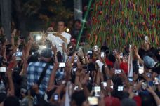 Jokowi Potong Tumpeng...