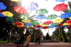 Warna Warni Payung Hiasi...